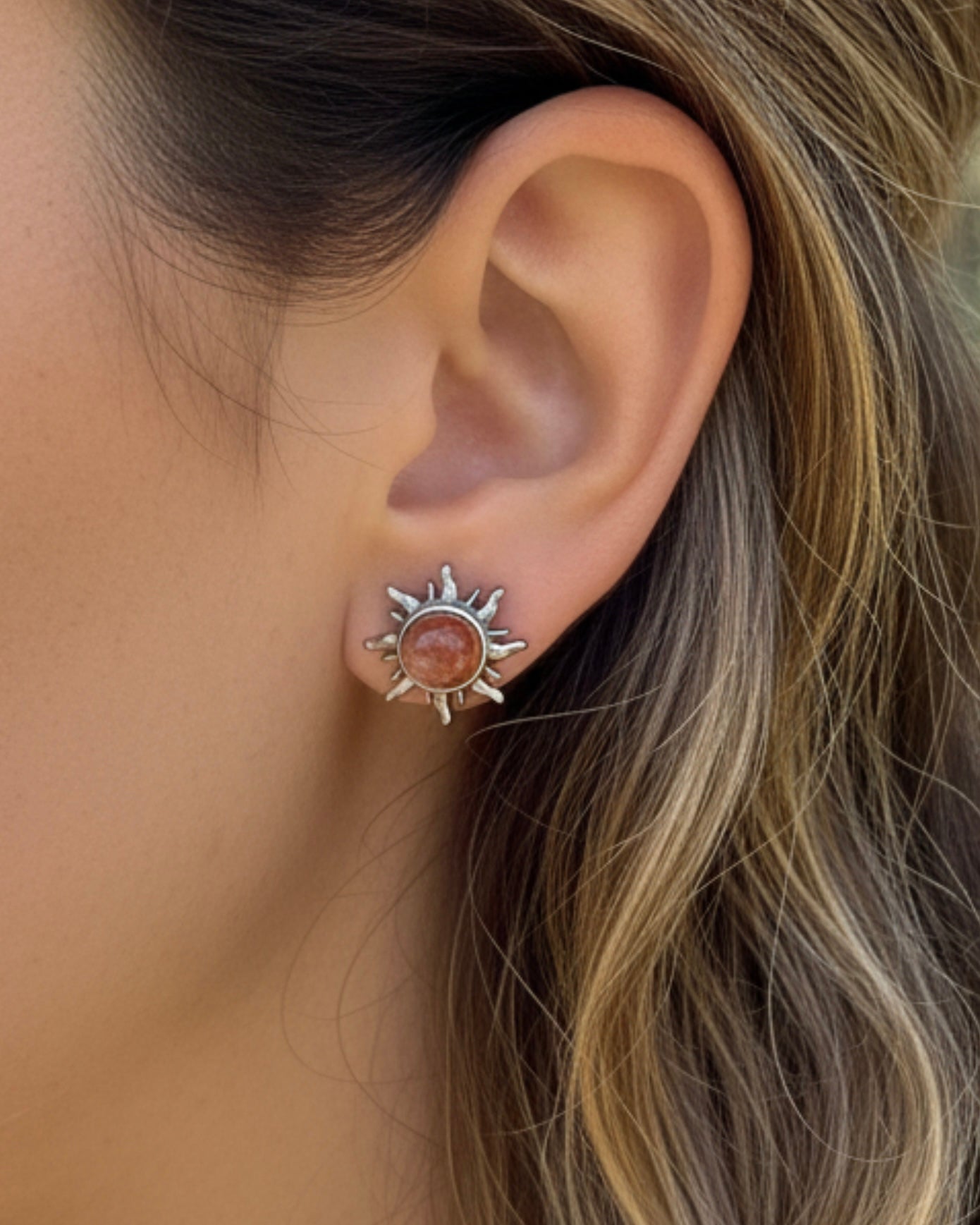 Güneş Taşlı 925 Ayar Gümüş Küpe .